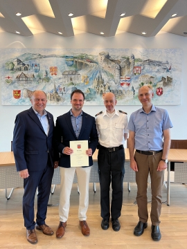 Bildunterzeile: Das Team der leitenden Notärzte im Kreis Paderborn erhält Unterstützung durch Dr. med. Thorsten Dahm. V.l.: Landrat Christoph Rüther, Dr. med. Thorsten Dahm, Ingo Christiansen (Ärztlicher Leiter Rettungsdienst), Ingo Tiemann (Dezernent Kreis Paderborn).